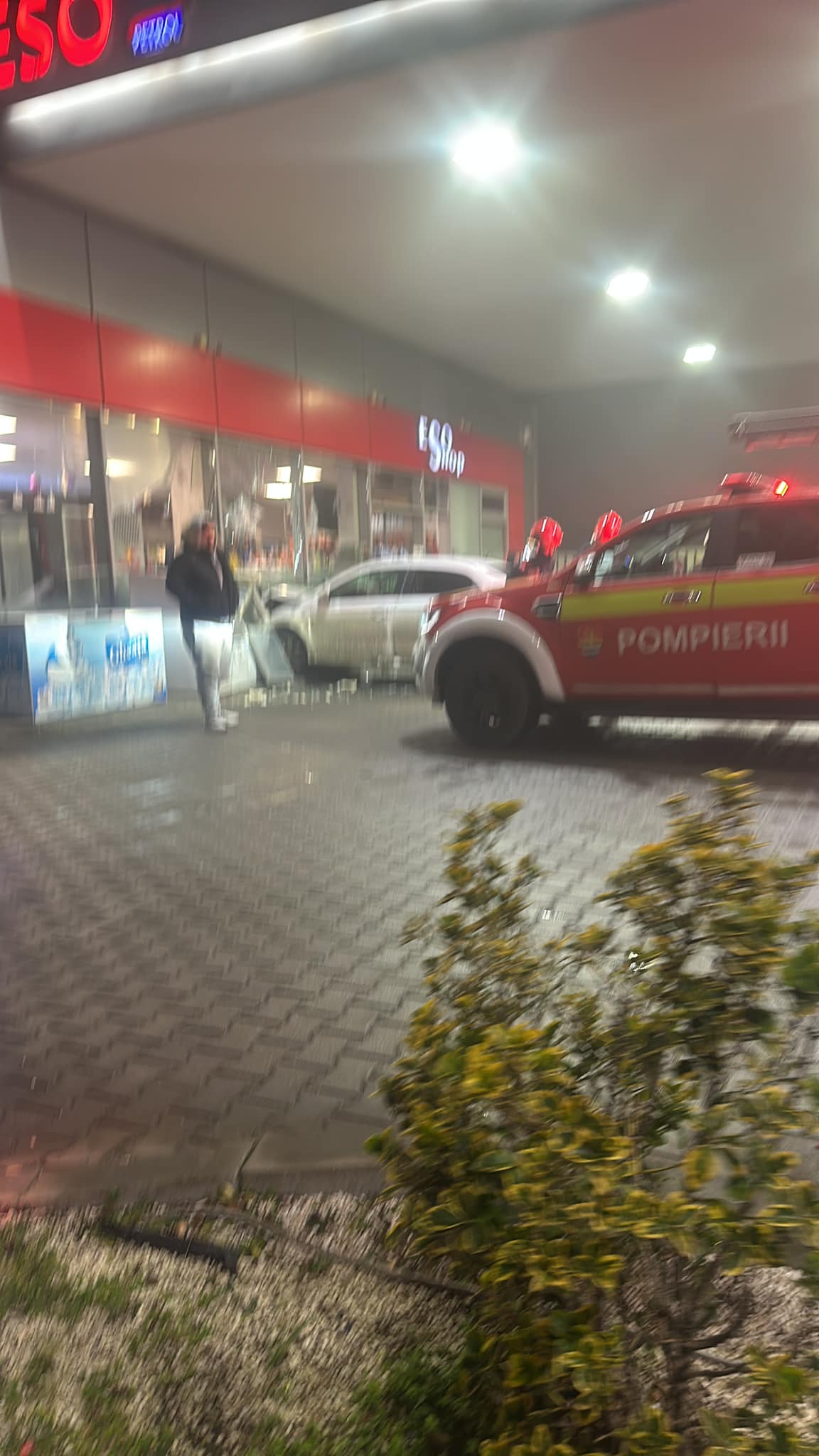 Un marocan a intrat cu mașina în vitrina unei benzinării din Timișoara