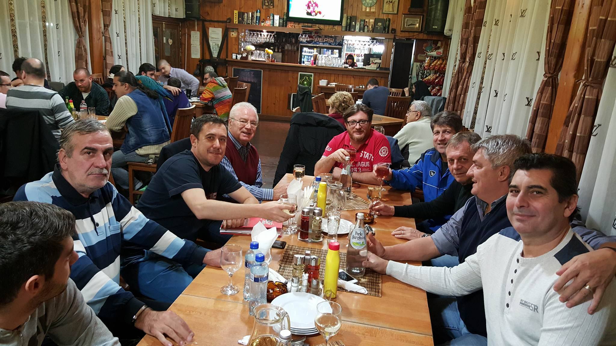 ”Au ciocnit un pahar, mă rog, mai multe (!), Viorel Kraus, Ion Goanță, "Bimbo" Paraschiv, Ion Manu, Bratu Pârvu, Leontin Toader, Ștefan Popa, Ilie Balaci, Costin Manea și...subsemnatul!”. Balaci, la party / VIDEO