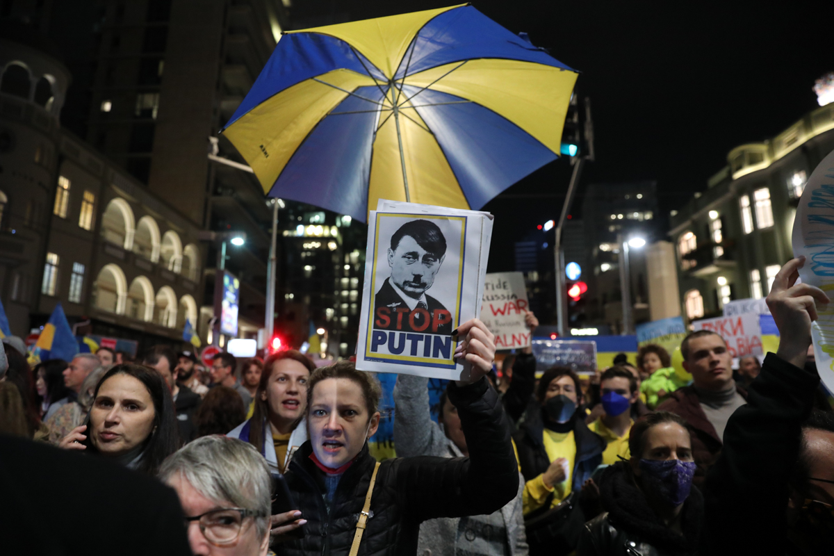 IMAGINI. Din București până în Sydney, mii de oameni protestează față de războiul din Ucraina: „Stop Putin!”