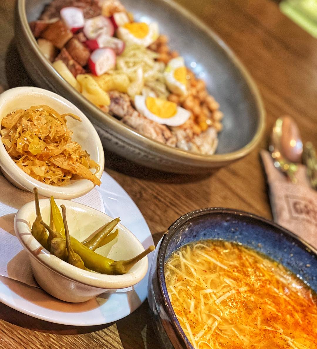 Cât costă omleta, supa, pizza sau pulpa de rață la restaurantul lui Dani Oțil. Afacerea merge înainte, deși el e plecat în Malta