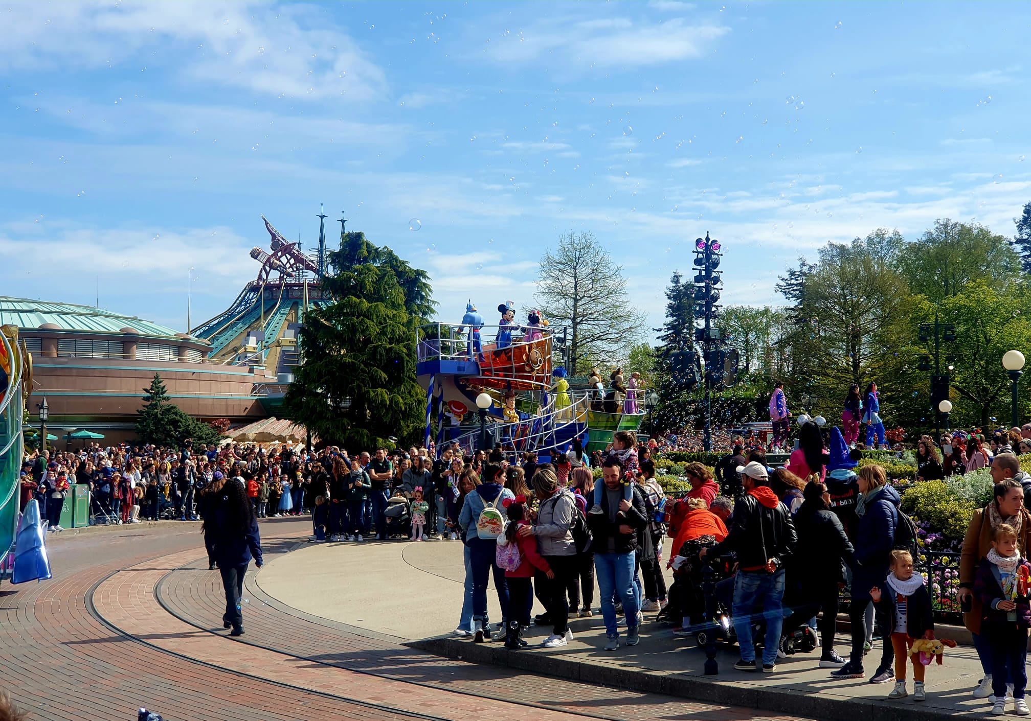 Ponturi pentru o vacanță reușită la Disneyland, Paris. Cum să faci economie de timp și de bani