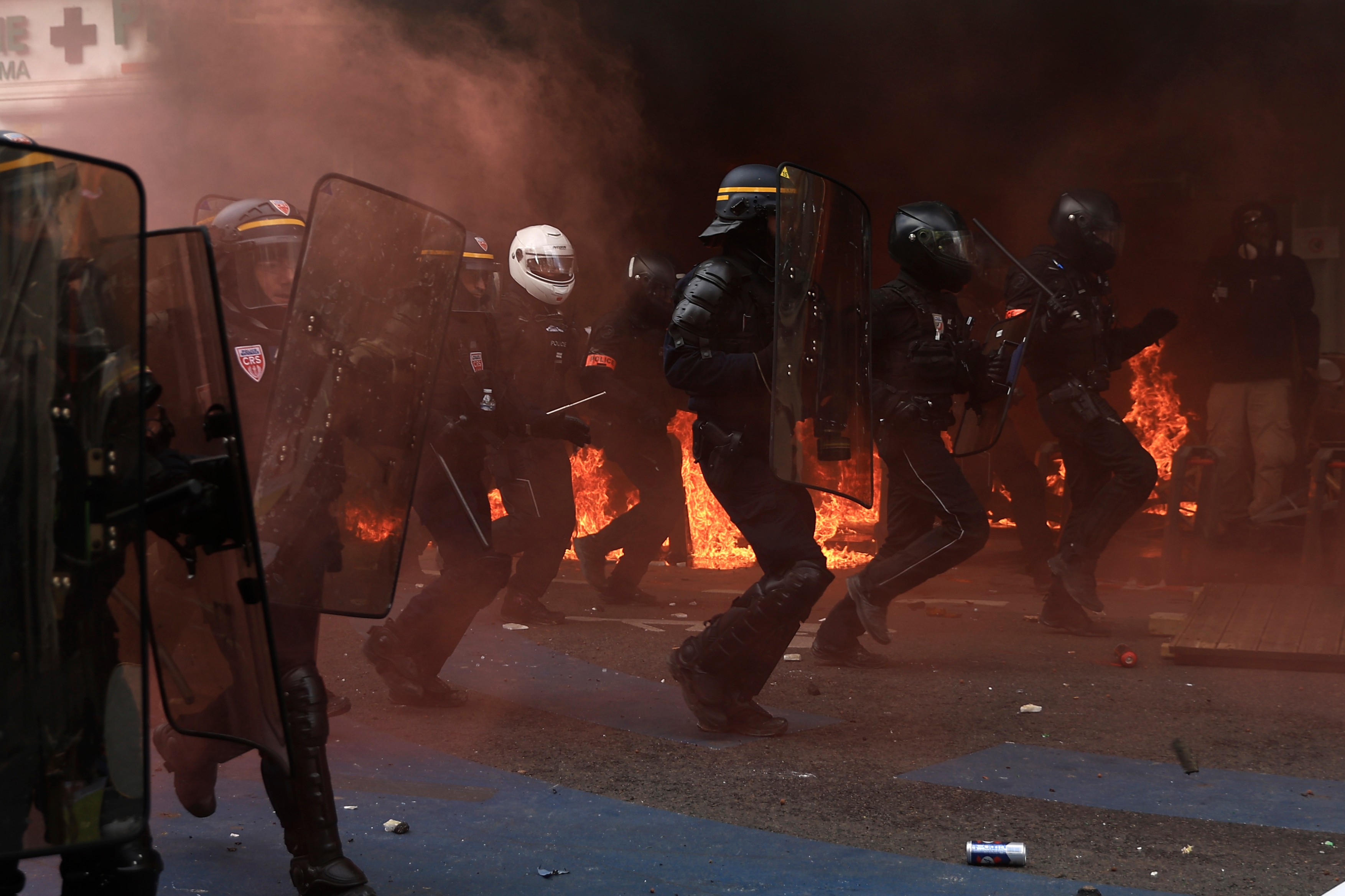 Proteste violente în Franța: 108 polițiști și jandarmi au fost răniți, aproape 300 de manifestanți, arestați