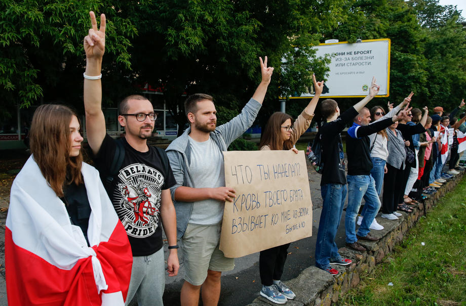 Noi proteste în Belarus | Lanț uman de 13 km, până la închisoarea în care au fost bătuți protestatarii care se opun regimului Lukașenko