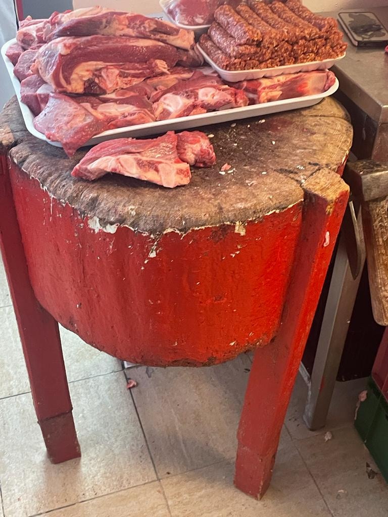 Piața Berceni și magazinul Mega Image din Piața Reșița, închise pentru 6 luni de ANPC. Mucegai, gândaci și rugină, printre neregulile descoperite