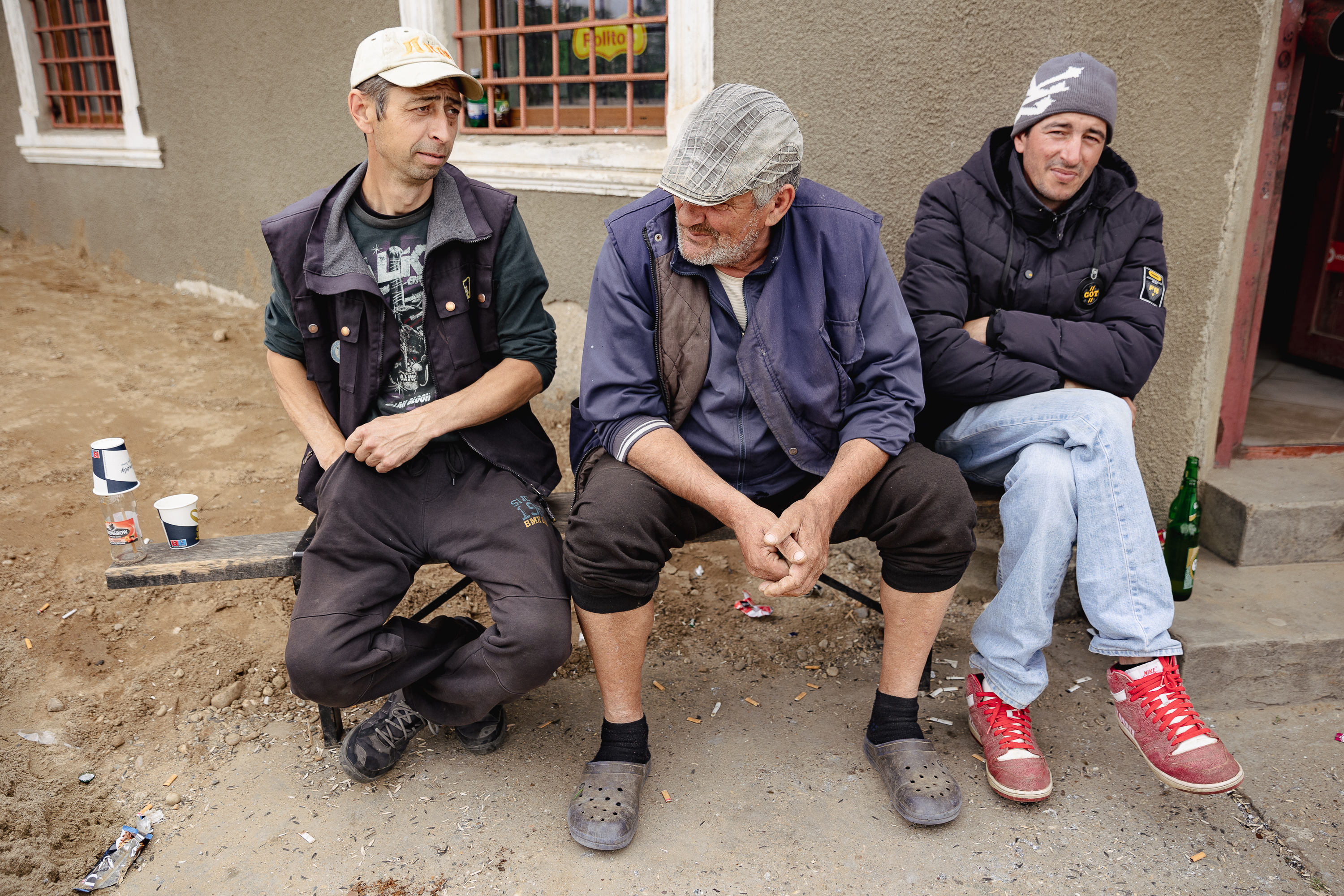 REPORTAJ | Pulsul campaniei în comuna din Mehedinți unde doi foști soți candidează la primărie: „Să mai conducă și muierile! Că poate mai țin și cu muierile! Că oamenii nu țin decât cu oamenii!”