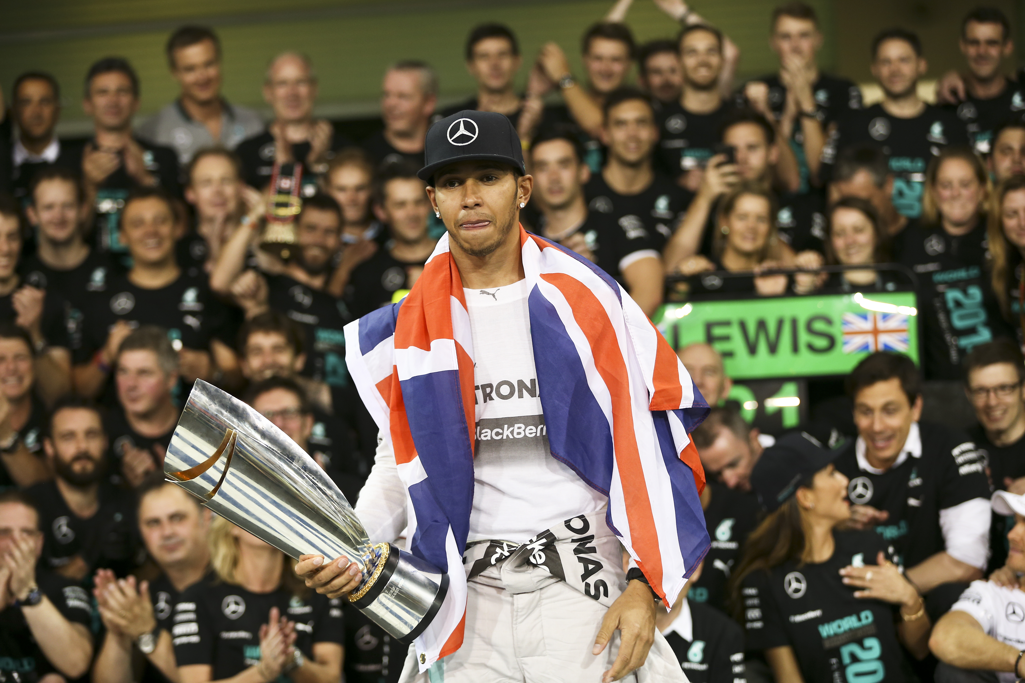 FORMULA 1 / Lewis Hamilton a câştigat titlul mondial! O maşină a luat foc!