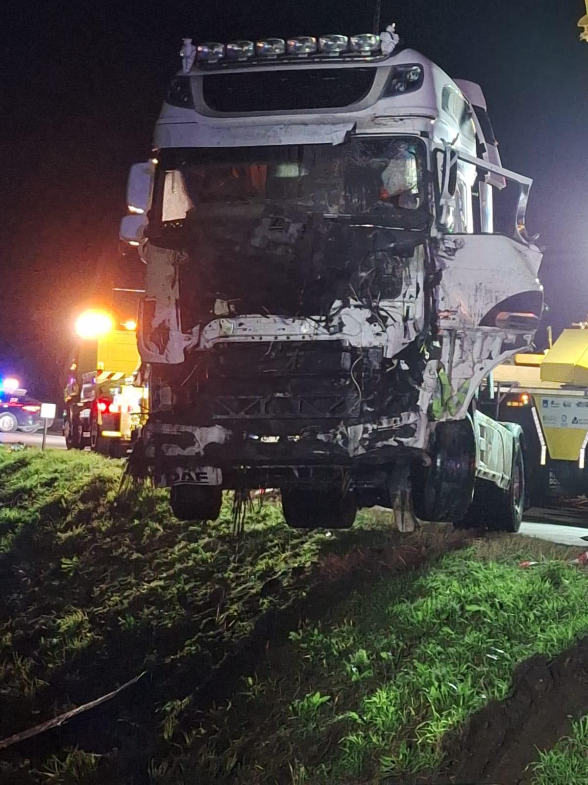 Șofer român de TIR mort, străpuns de semnul de circulație pe care l-a lovit și care a zburat apoi prin parbriz, pe o șosea din Italia