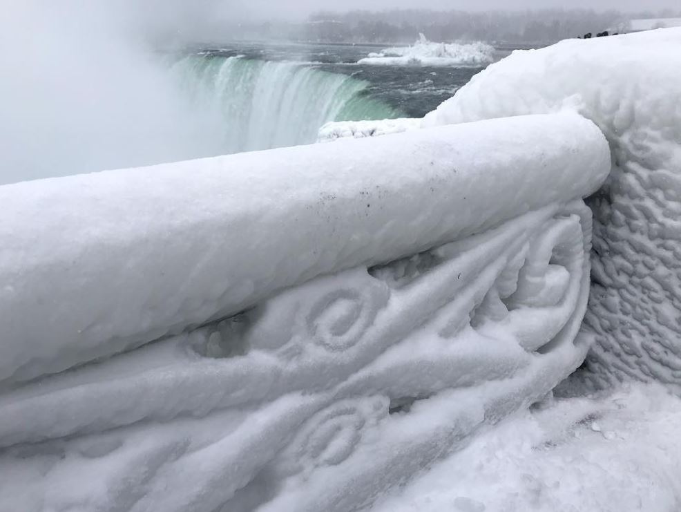 Imagini spectaculoase cu Cascada Niagara înghețată. Vizitatorii spun că ”e ca în castelul Elsei din Frozen”