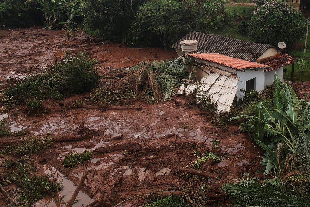 Coșmar în Brazilia după ruperea unui baraj. 37 de oameni au murit și aproape 300 sunt dați dispăruți. Un alt baraj s-ar putea rupe / FOTO