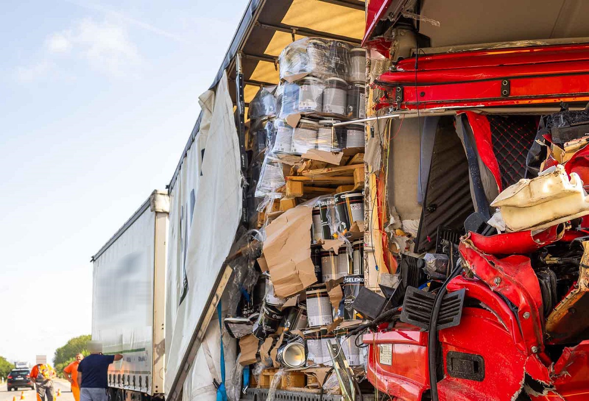 Șofer român de TIR, scăpat miraculos cu viață dintr-un accident violent. Cabina a fost distrusă complet pe o autostradă din Ungaria