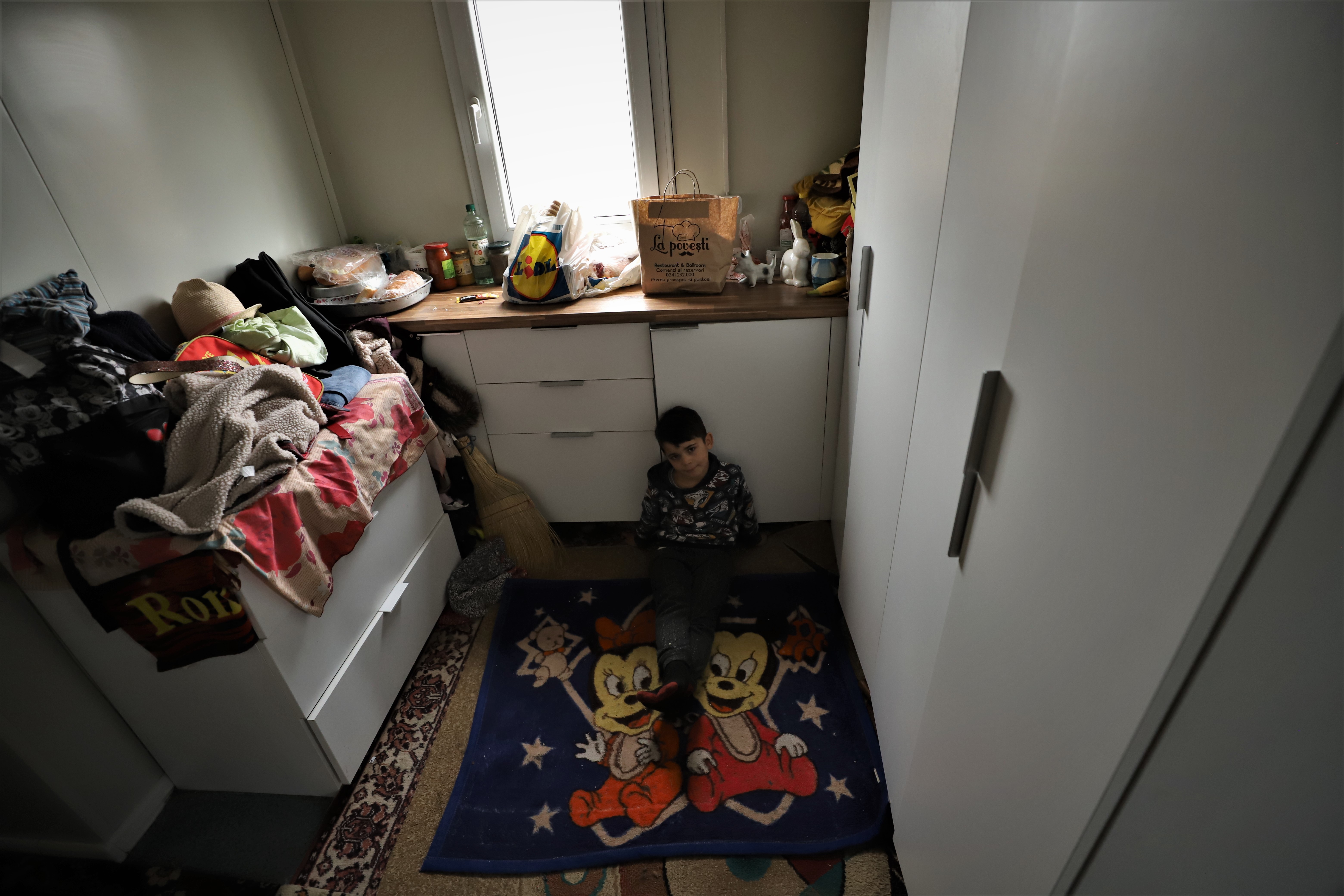 REPORTAJ. Viața chinuită a unei familii cu cinci copii, care s-a mutat din grajd în container: „Primăria nu ne dă hârtie să ne legăm la curent”. De ce i-a lăsat și fără ajutorul social