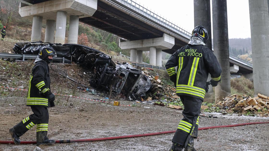 Momentul în care un camion explodează, când cade de pe un viaduct, a fost filmat. Șoferul a murit, pe o autostradă din Italia