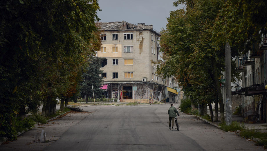 Volodimir Zelenski, vizită-surpriză în Izium, oraș proaspăt eliberat: „Priveliștea este foarte șocantă, dar nu și pentru mine”