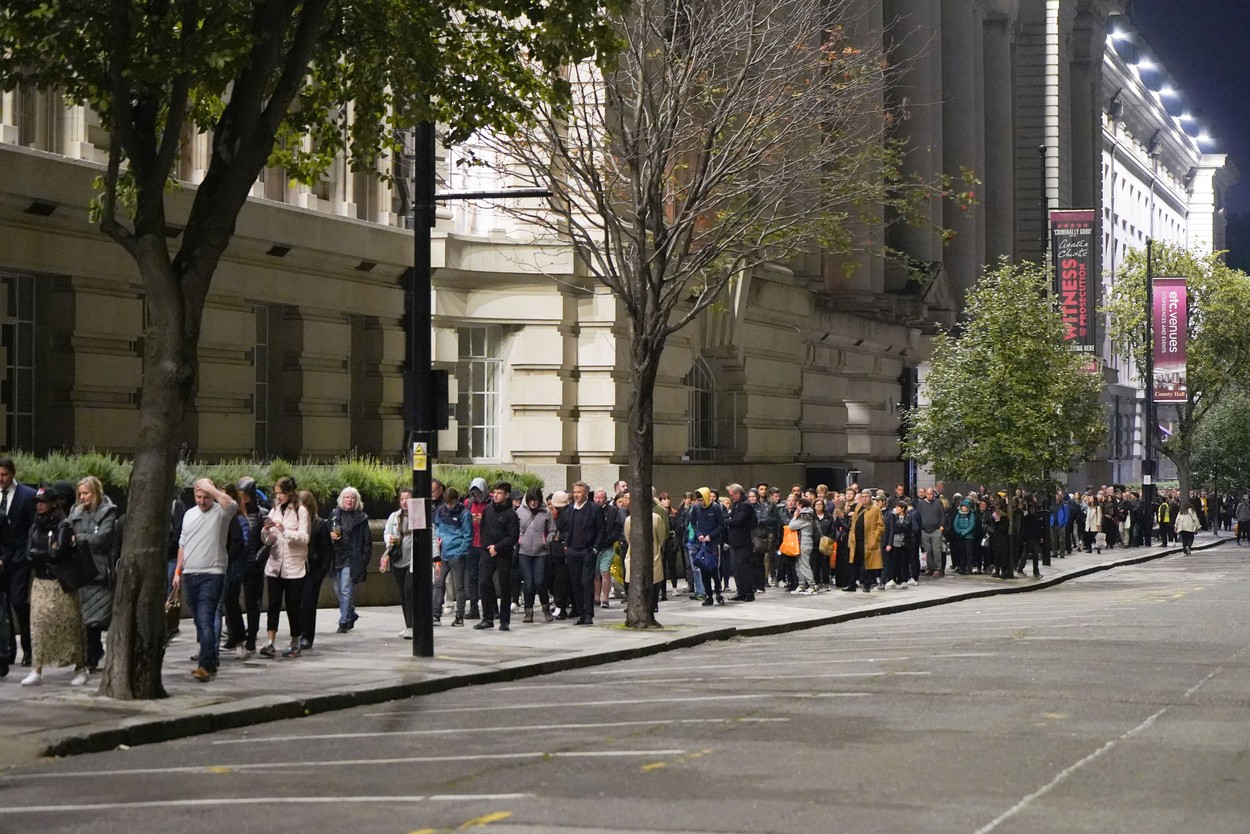 FOTO: Coadă de câțiva kilometri, în Londra, formată de britanicii care vor să-și aducă omagiile reginei