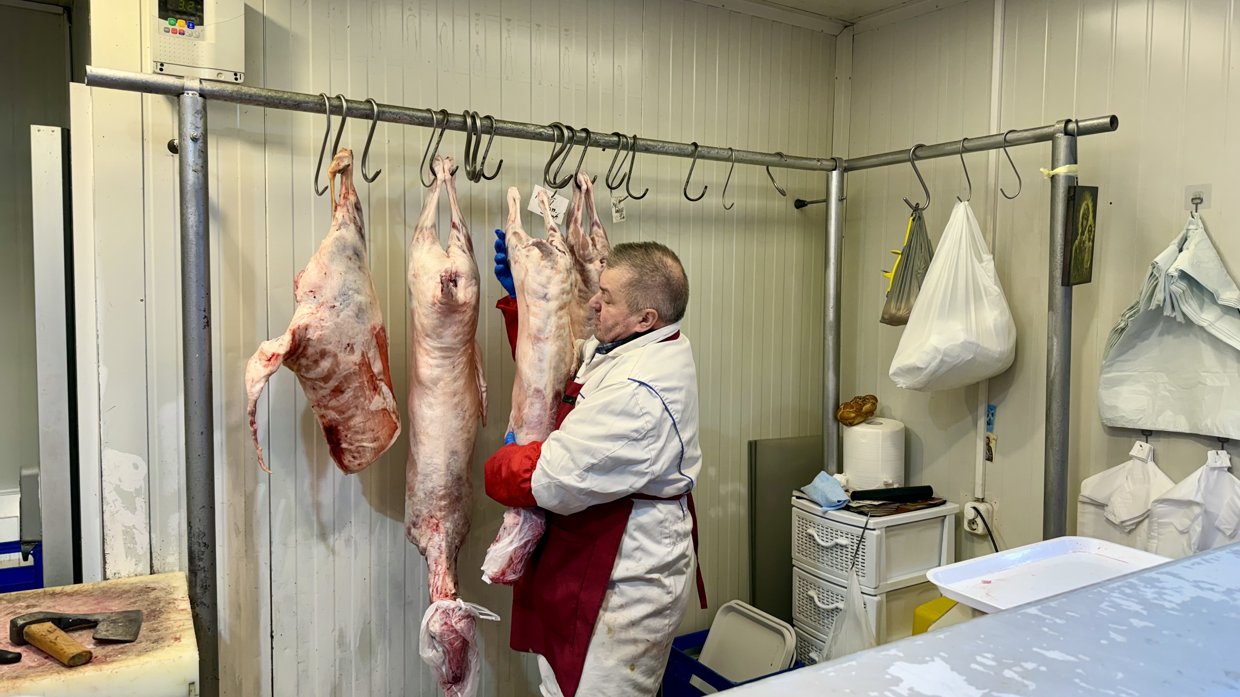 Preț miei Paște 2026. Cât costă kilogramul de carne de miel la București? „Am luat jumătate și am terminat bâlciul!”