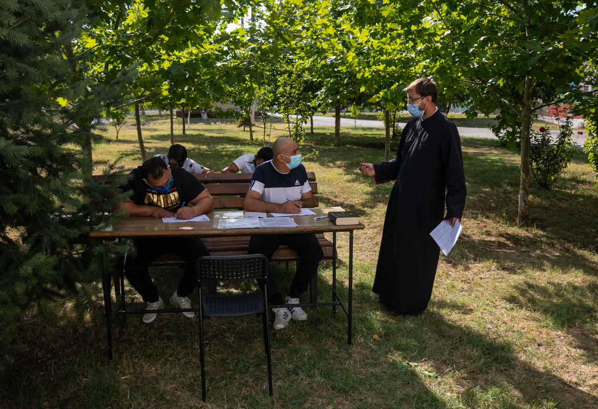 Preotul care îi învață alfabetul pe deținuții de la Jilava și le dă teme de făcut în celulă. „Daniel scrie cel mai frumos, așa îmi pare mie”