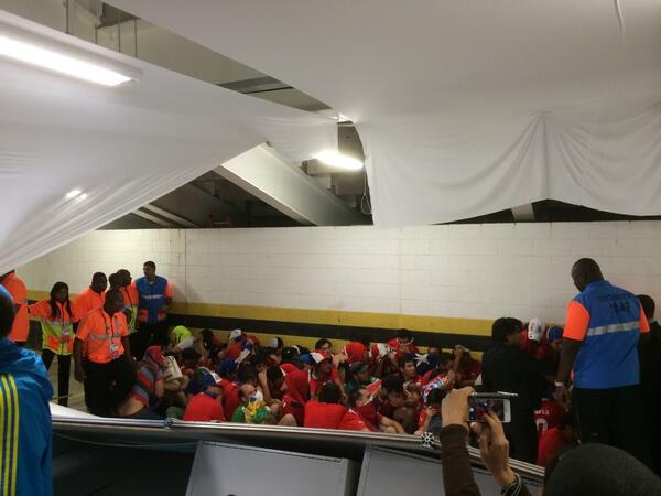 Bătaie ca-n filme pe Maracana! Chilienii au forțat intrarea, deși nu aveau bilete!