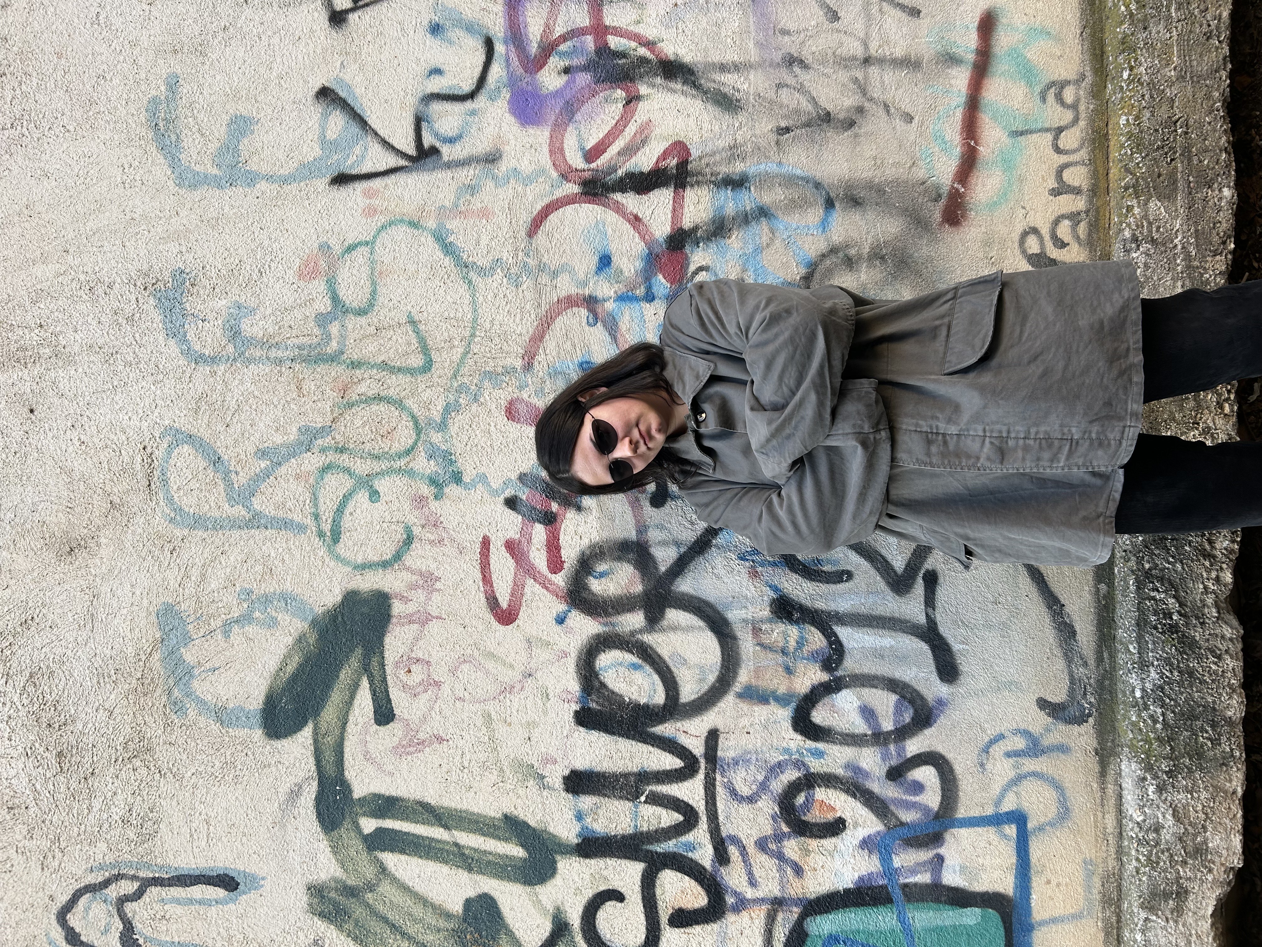 O artistă autodidactă i-a cucerit pe români prin colajele în care explorează lecțiile vieții: „Nu aveam idee de nimic și din nimic am început să fac totul”
