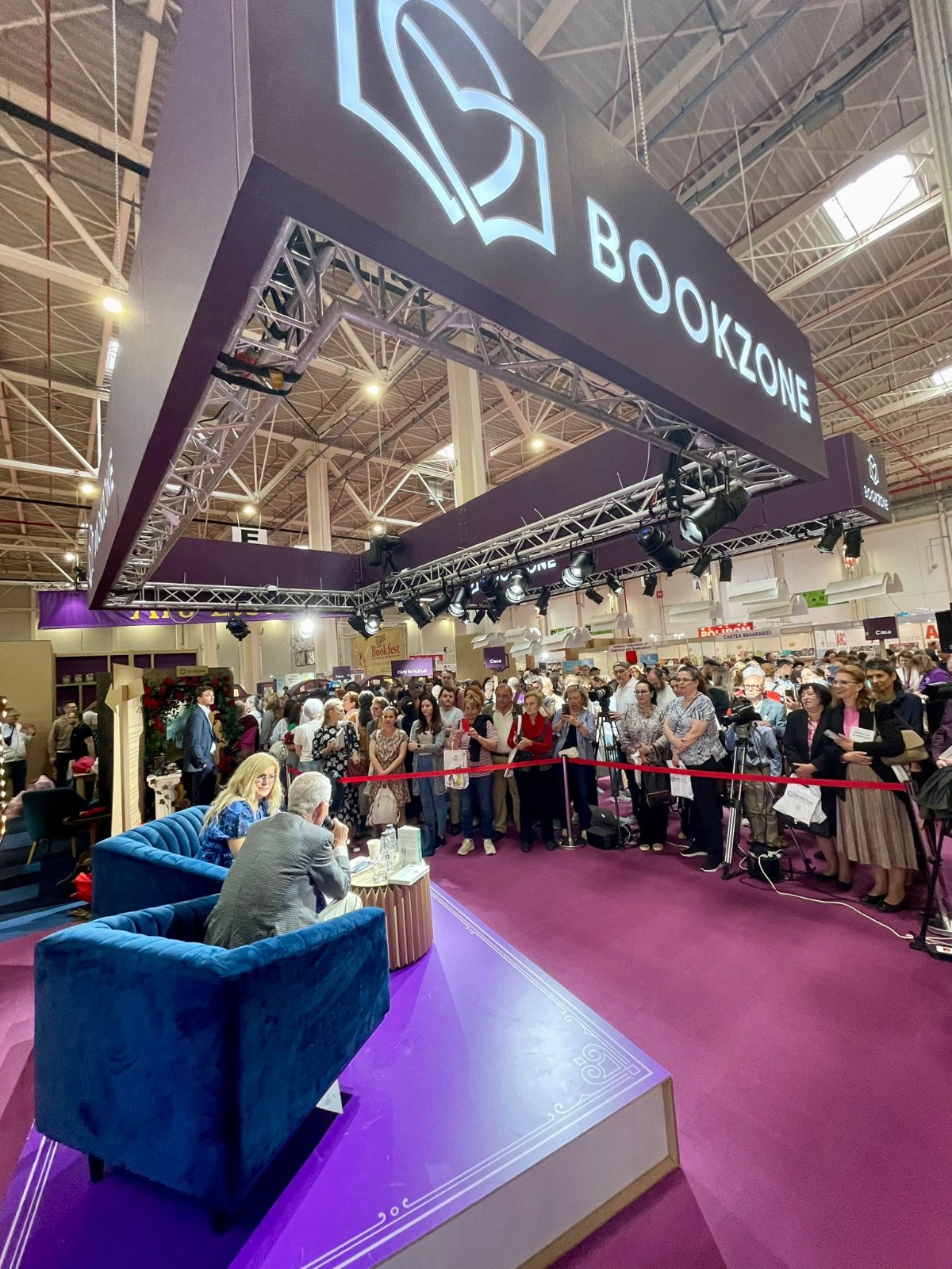 Record de vânzări la Bookfest 2025. Câte cărți s-au vândut doar într-o singură zi