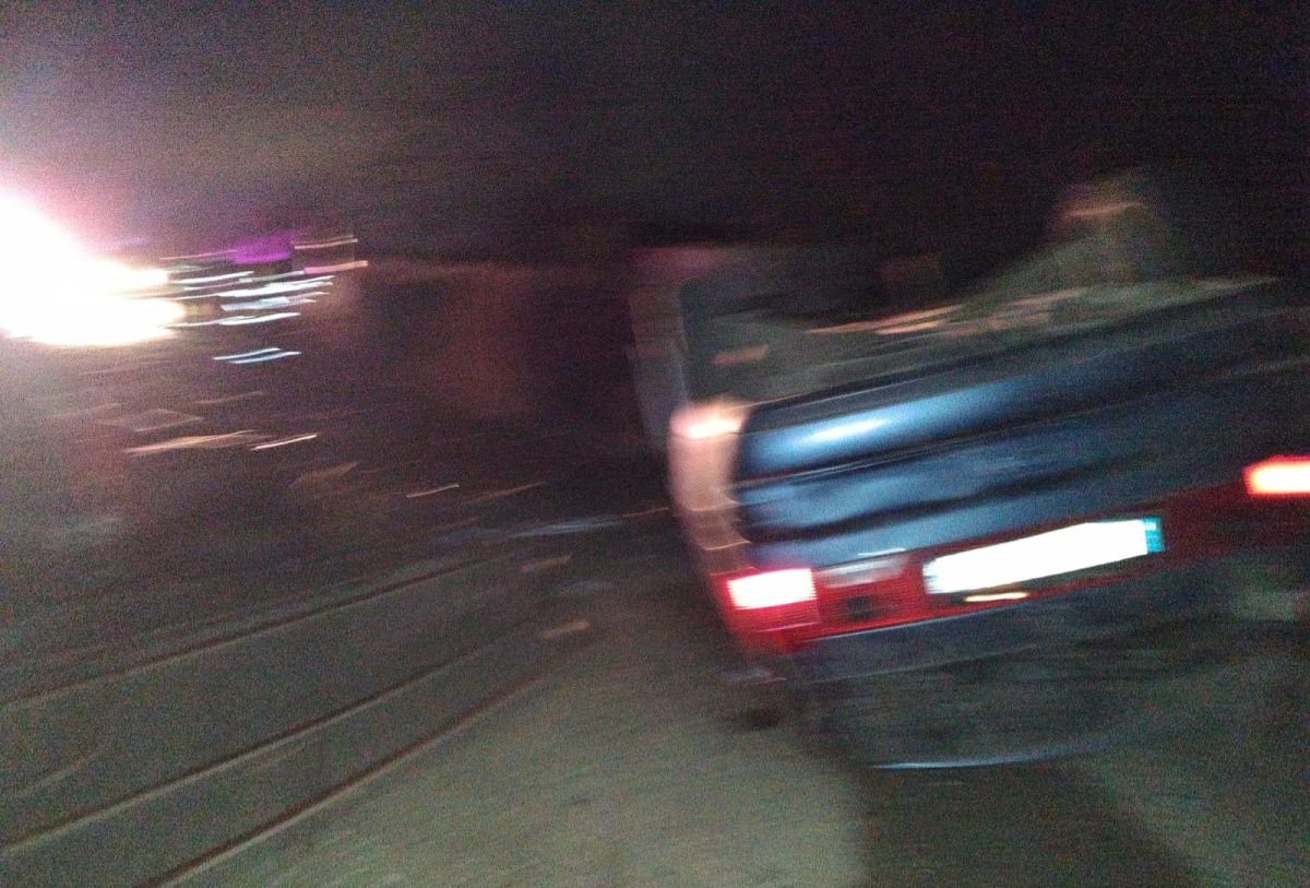 O maşină s-a răsturnat în Vaslui şi a rupt două racorduri de gaze. Şoferul şi pasagerii nu au fost găsiți