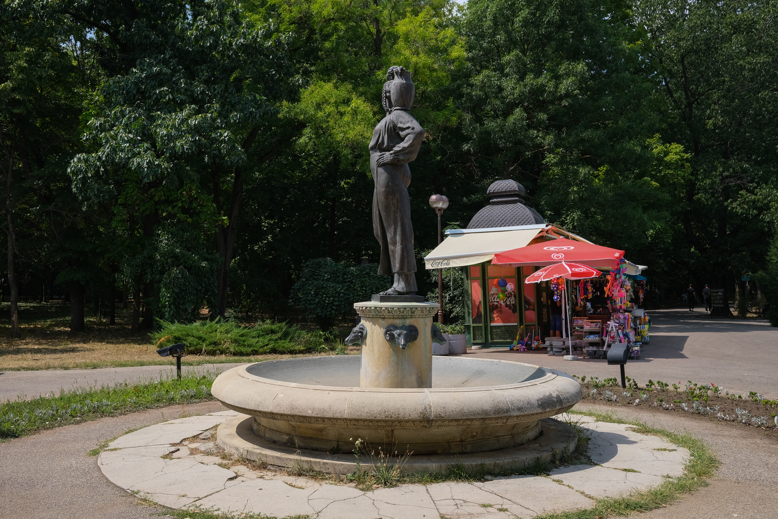 Parcul Herăstrău, degradarea continuă. Bănci rupte, iarbă lipsă, alei crăpate și arteziene fără apă