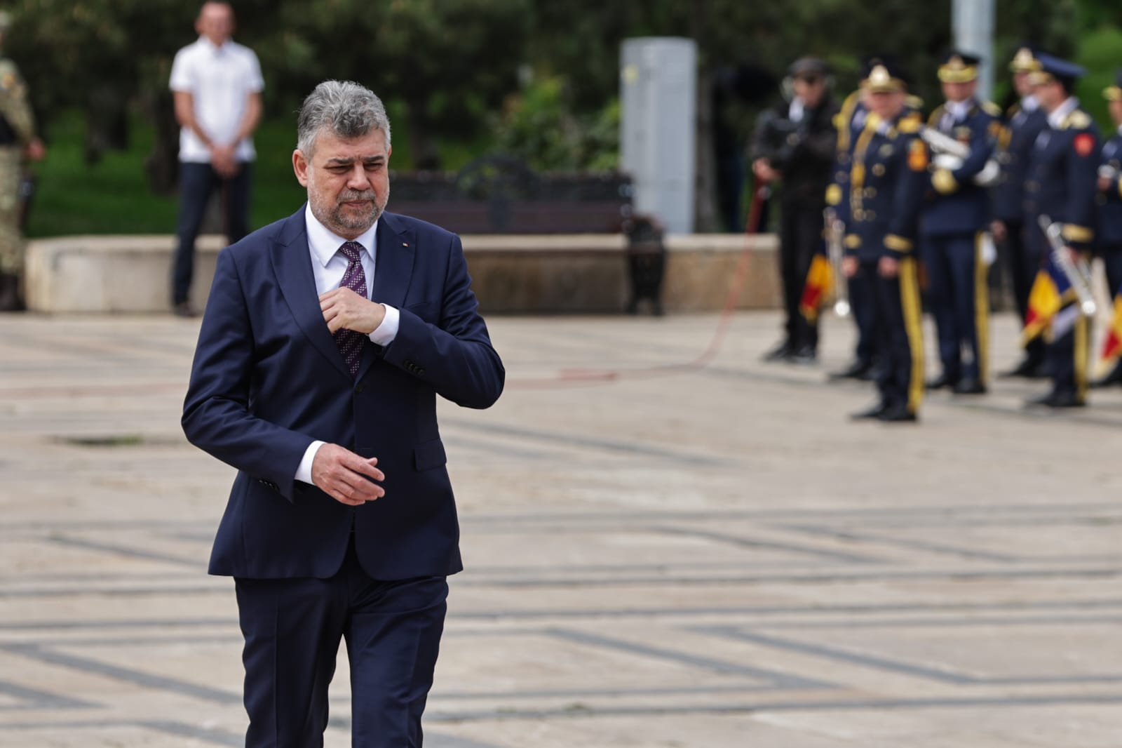 Ziua Forțelor Terestre 2025. Ilie Bolojan a vizitat fără Marcel Ciolacu expoziția de echipamente și tehnică militară din Parcul Carol | VIDEO