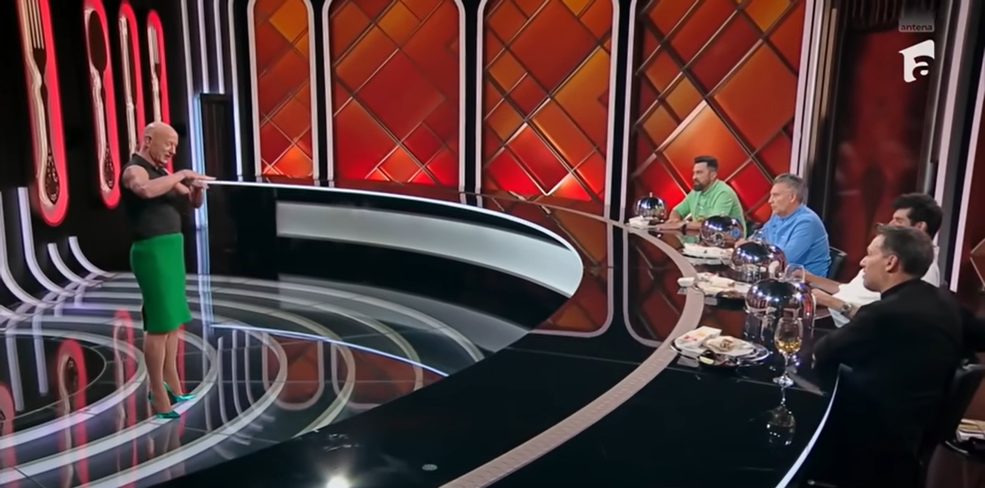 Cine e Mark Bryan, bărbatul în fustă și pe tocuri de la „Chefi la cuțite”. A redefinit moda și toată planeta îl cunoaște