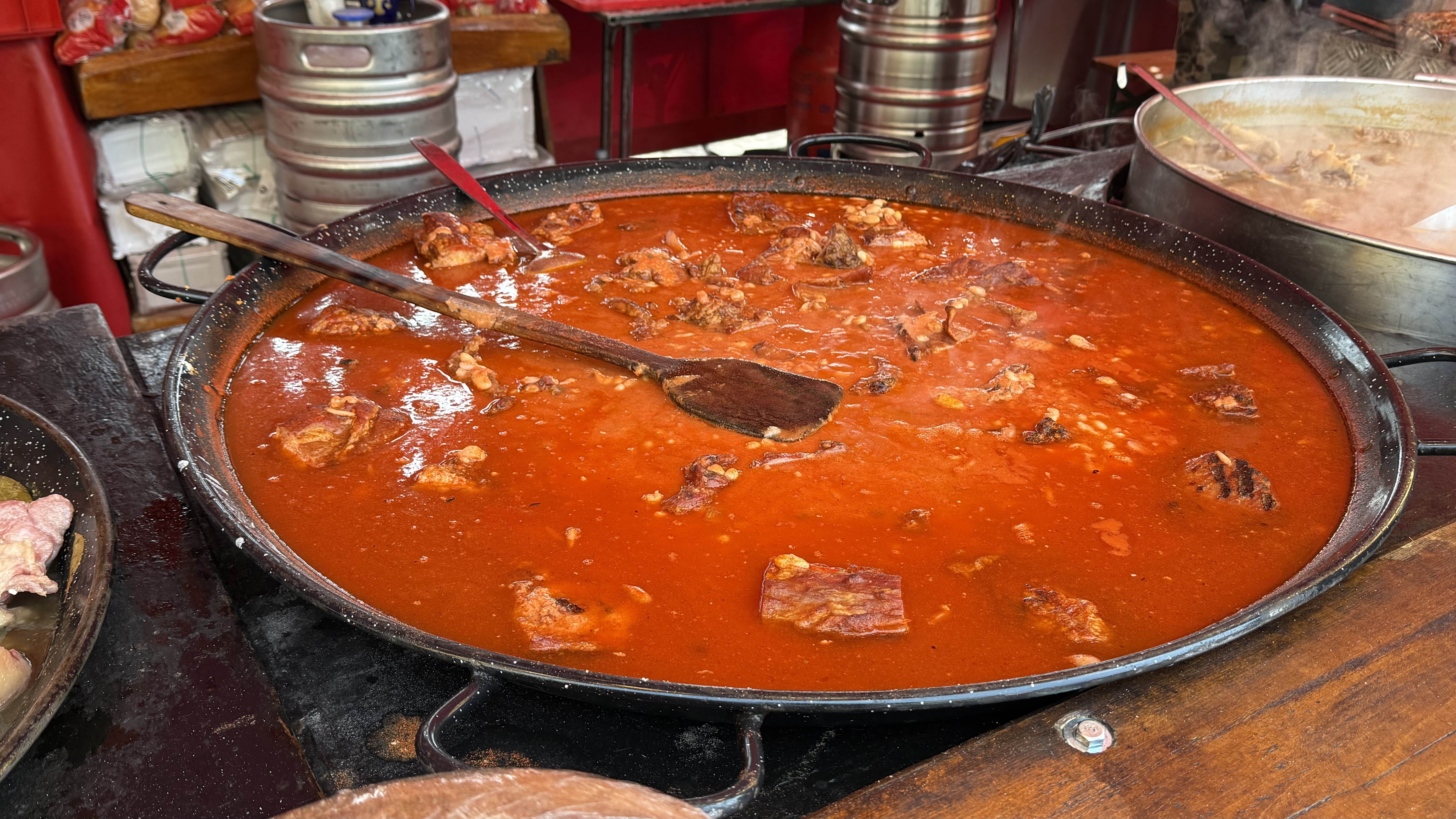 Cât costă o ciorbă pescărească lipovenească la Festivalul Pescăresc din București? O bucată de crap, cât un kilogram, în Obor