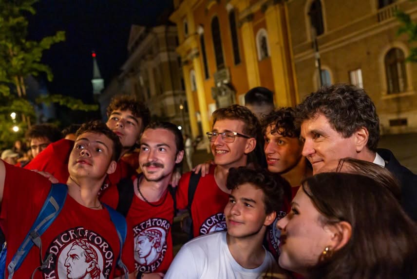 Ce a postat Nicușor Dan pe Facebook, după baia de mulțime de la miezul nopții, de la Cluj