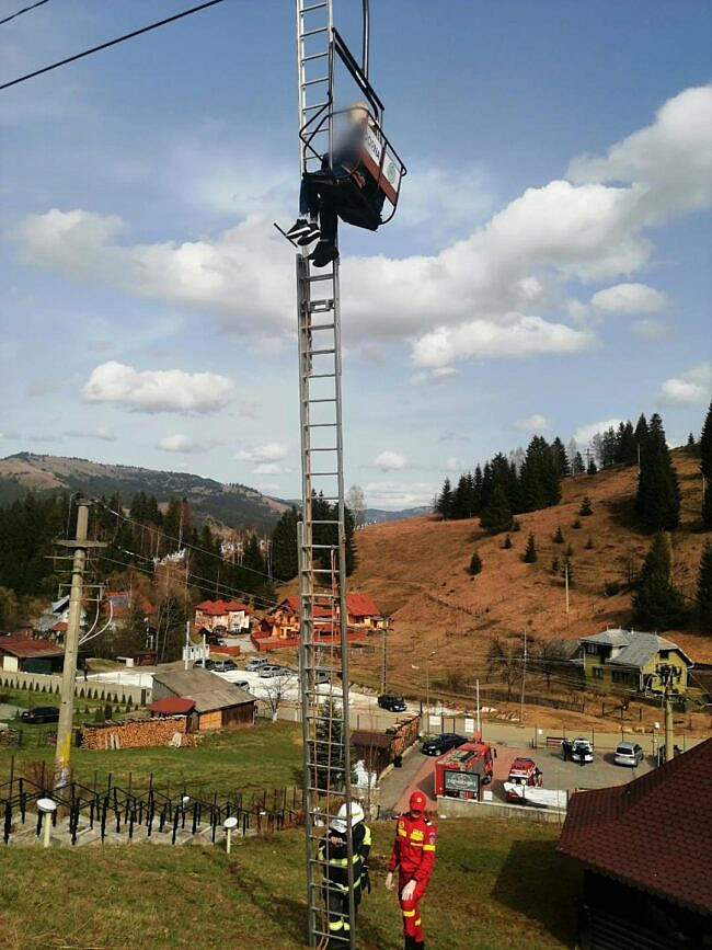 50 de oameni, coborâți de salvamontiști din telescaunul de la Vatra Dornei, după ce instalația s-a stricat