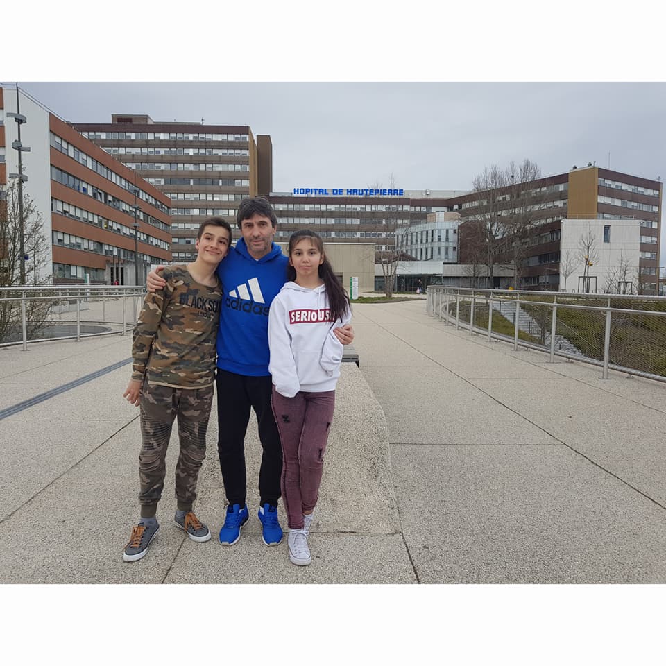 Kassandra se confruntă cu dureri groaznice după cele 50 de operații. Iosif Rotariu îi e alături fiicei sale: „În fiecare seară îi fac masaj”