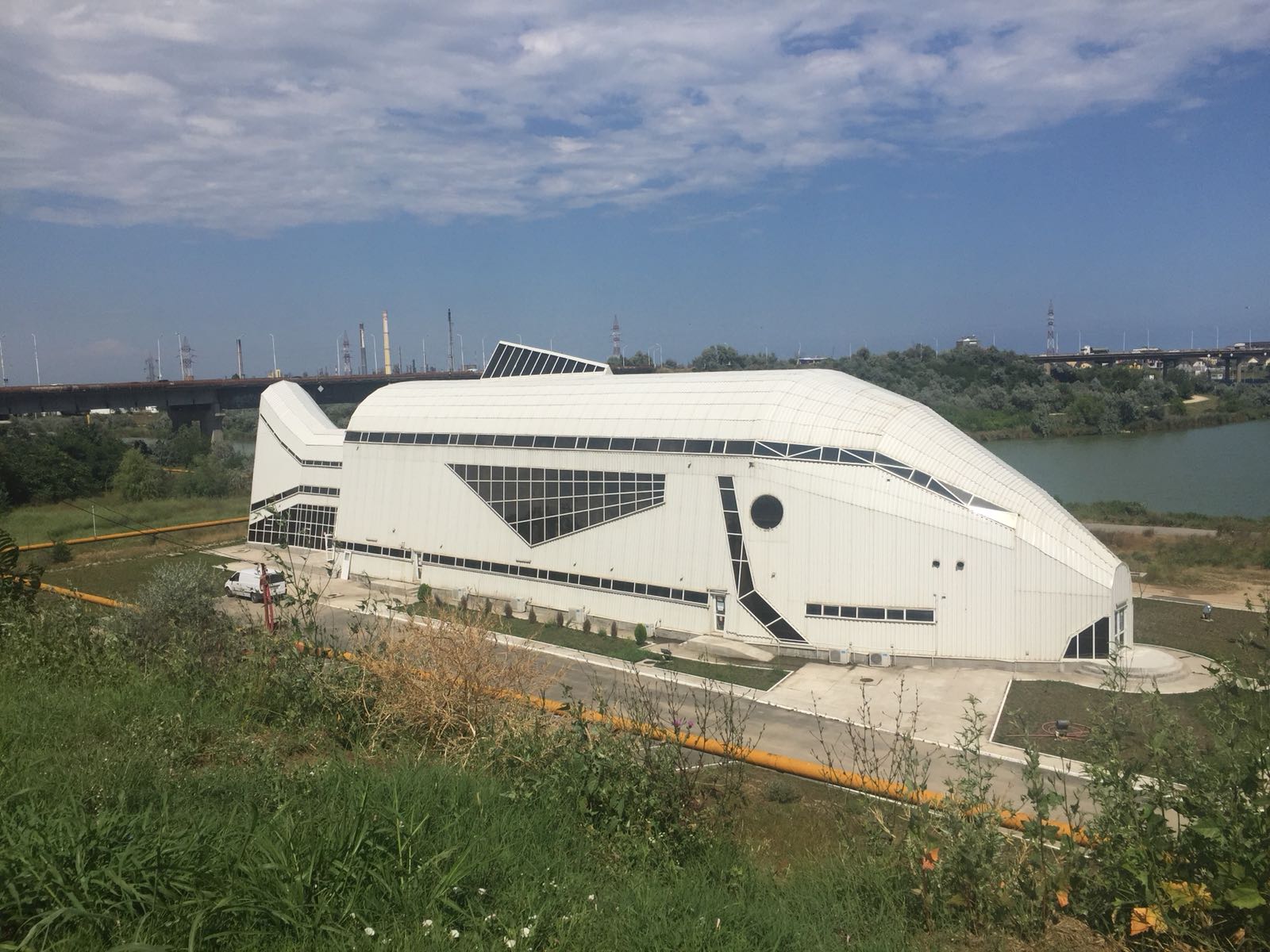 REPORTAJ/Piața de pește din Năvodari, un mastodont construit cu bani europeni, zace nefolosit. 1,5 milioane de euro, aruncați pe apa sâmbetei