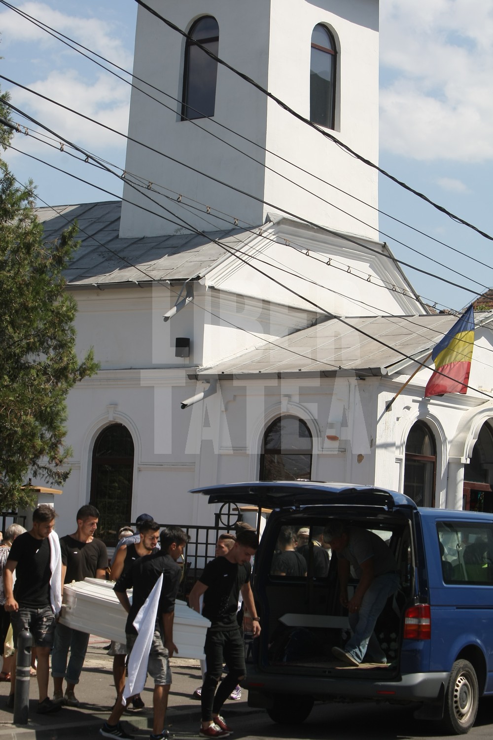 VIDEO. Înmormântarea femeii sinucigașe de la Brănești și a celor trei fetițe. Trupul neînsuflețit al mamei, depus separat la capelă / GALERIE FOTO
