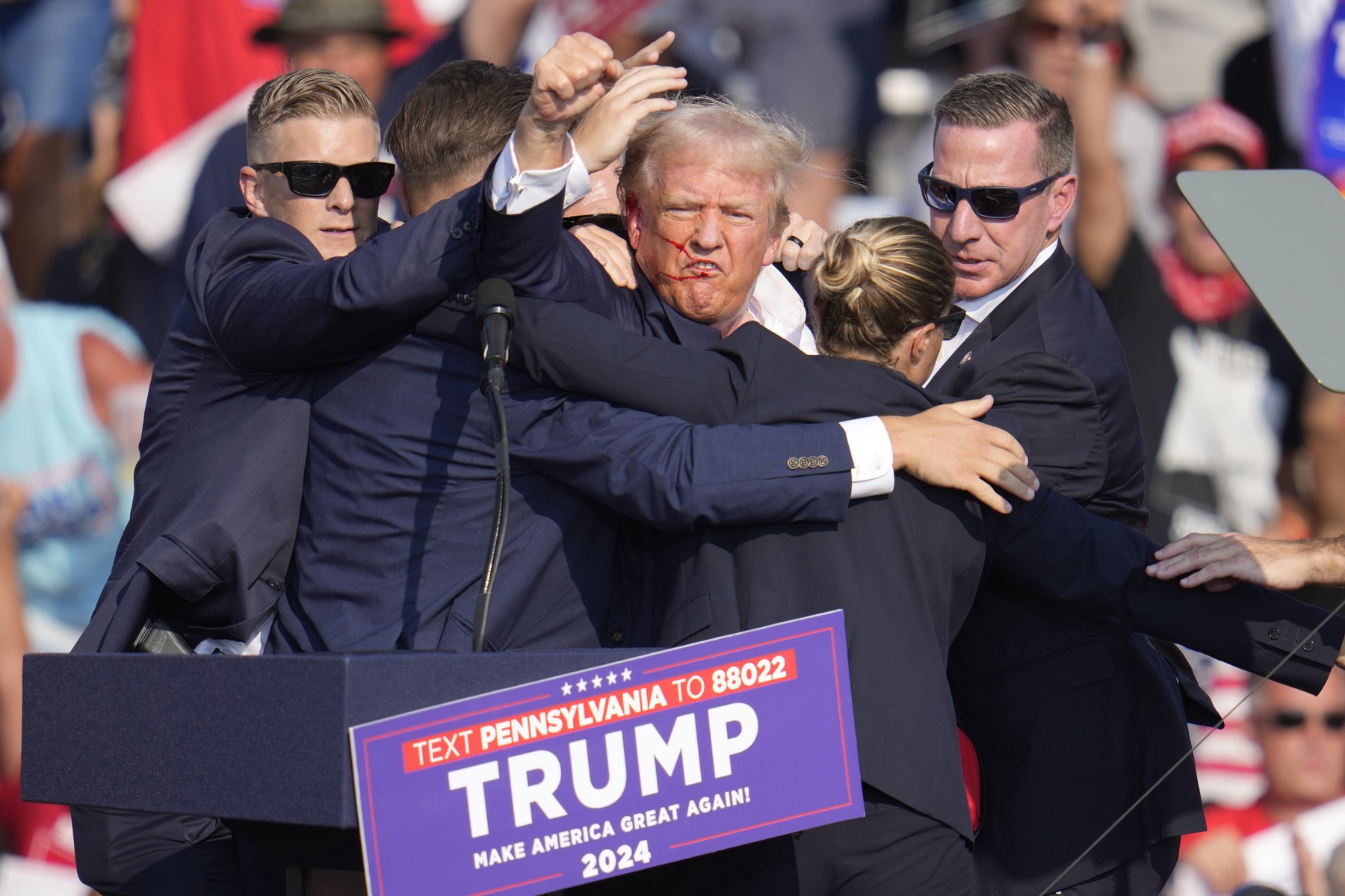 „Pare o mare înscenare”. Teoriile conspirației s-au răspândit după atacul asupra lui Donald Trump. Fotografia care a amplificat speculațiile