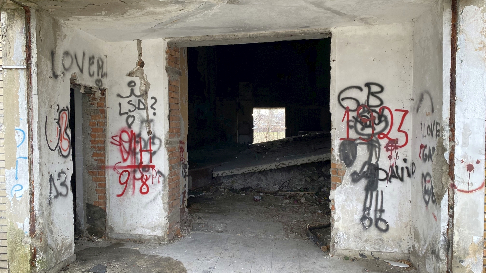 Cum arată la interior cinematograful Giulești, abandonat de autoritățile locale de mai bine de 20 de ani. Disputa dintre edili pe clădirea-simbol a cartierului