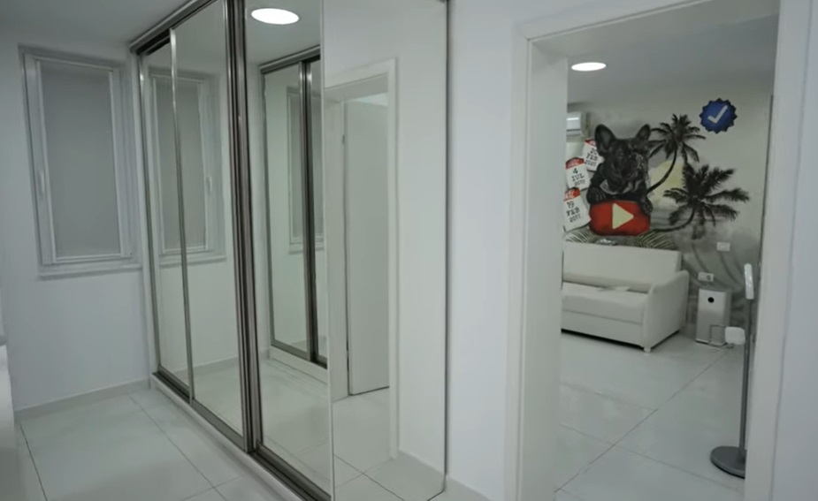 Noi imagini din casa lui Dorian Popa, după ce a renovat-o. Are propriul solar de bronzat și un garaj de lux unde își ține mașina de 300.000 de euro