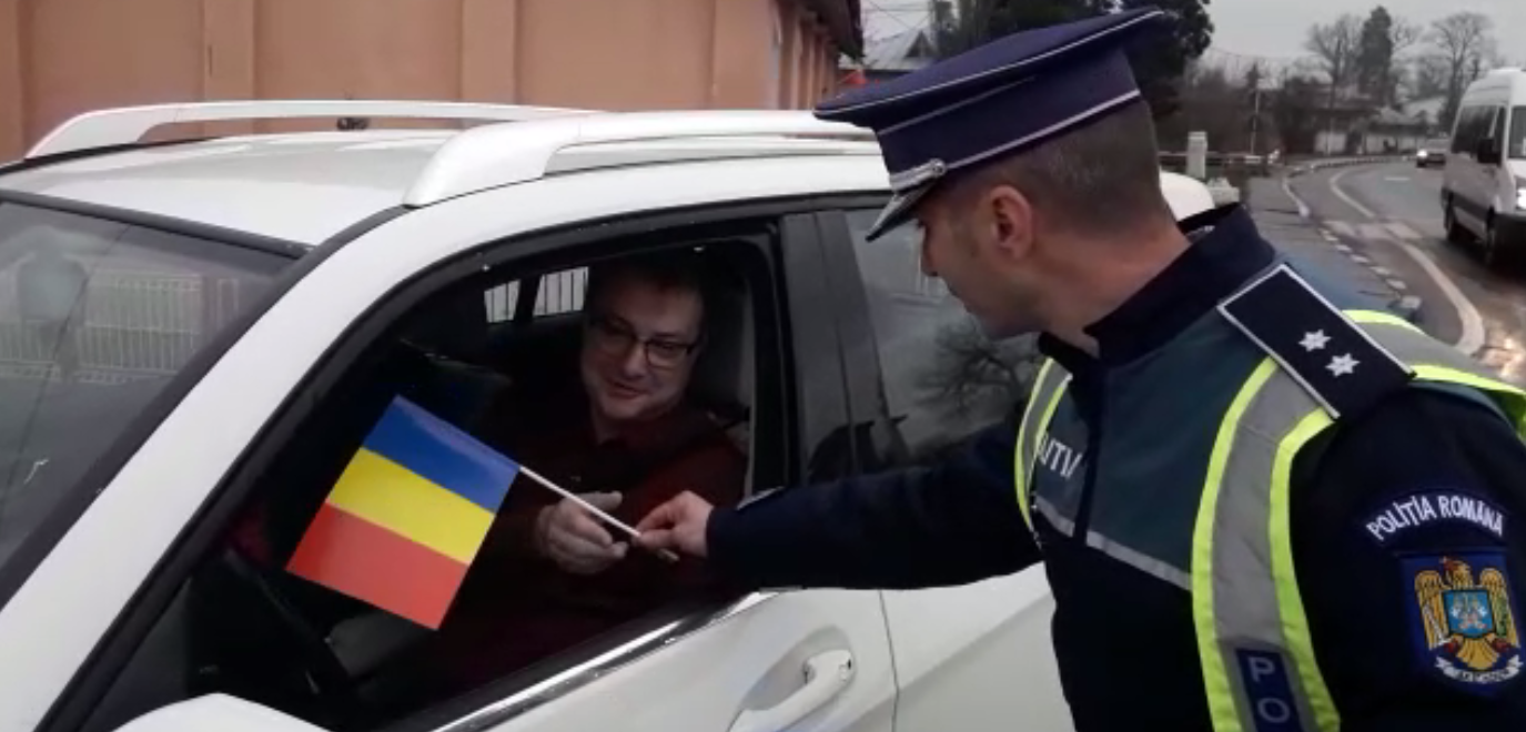 Polițiștii din Călugăreni au dat steaguri tricolore de Ziua Națională șoferilor și copiilor