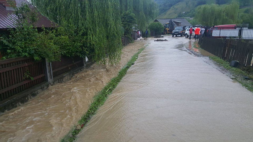 Dezastru în țară din cauza furtunilor! Zeci de oameni evacuați din calea apelor