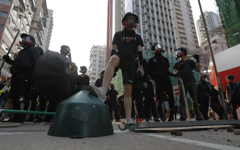 Violențe la Hong Kong. Poliția a pus substanțe iritante în tunurile cu apă, protestatarii au distrus sute de magazine și bănci