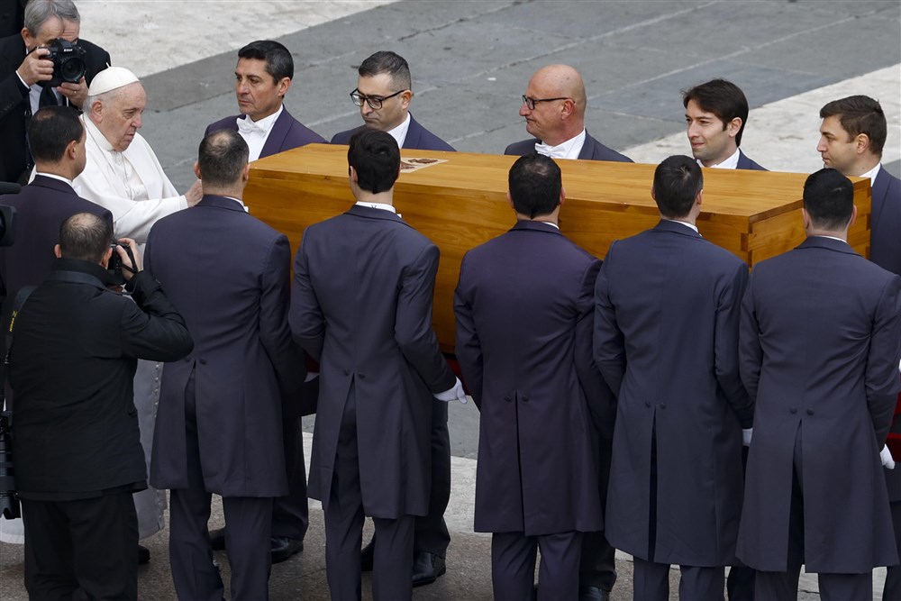 Fostul Papă Benedict al XVI-lea a fost înmormântat. Liturghia, oficiată în premieră de un papă aflat în funcție