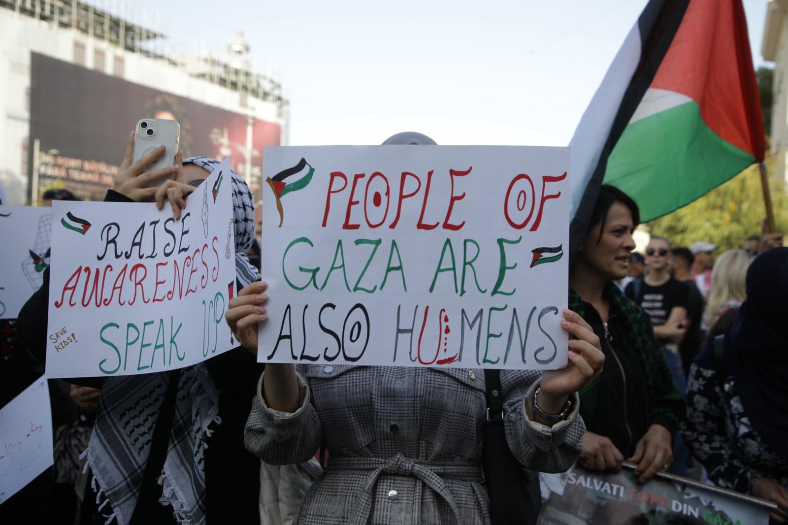 „Suntem aici pentru civili, nu pentru Hamas!” Protest pro Palestina în București. Astfel de manifestații au fost interzise în alte țări din Europa