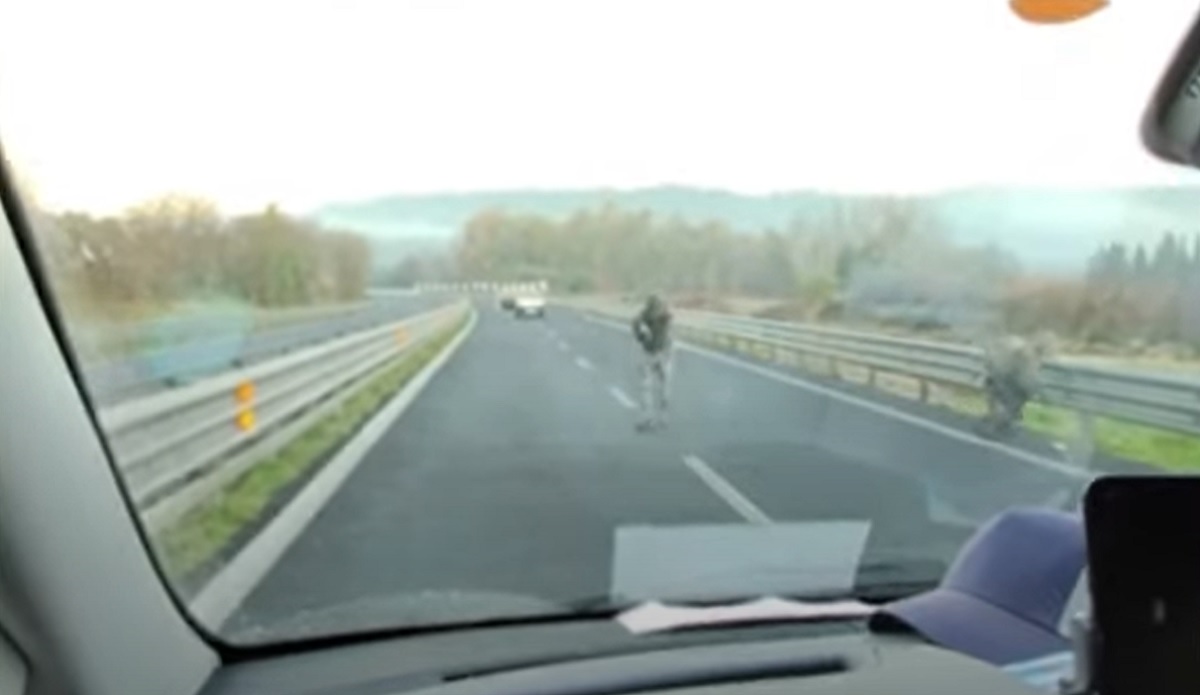 Patru milioane de euro furați ca-n filme din două mașini bilndate, de un comando înarmat cu puști Kalașnikov, pe o autostradă din Italia / VIDEO