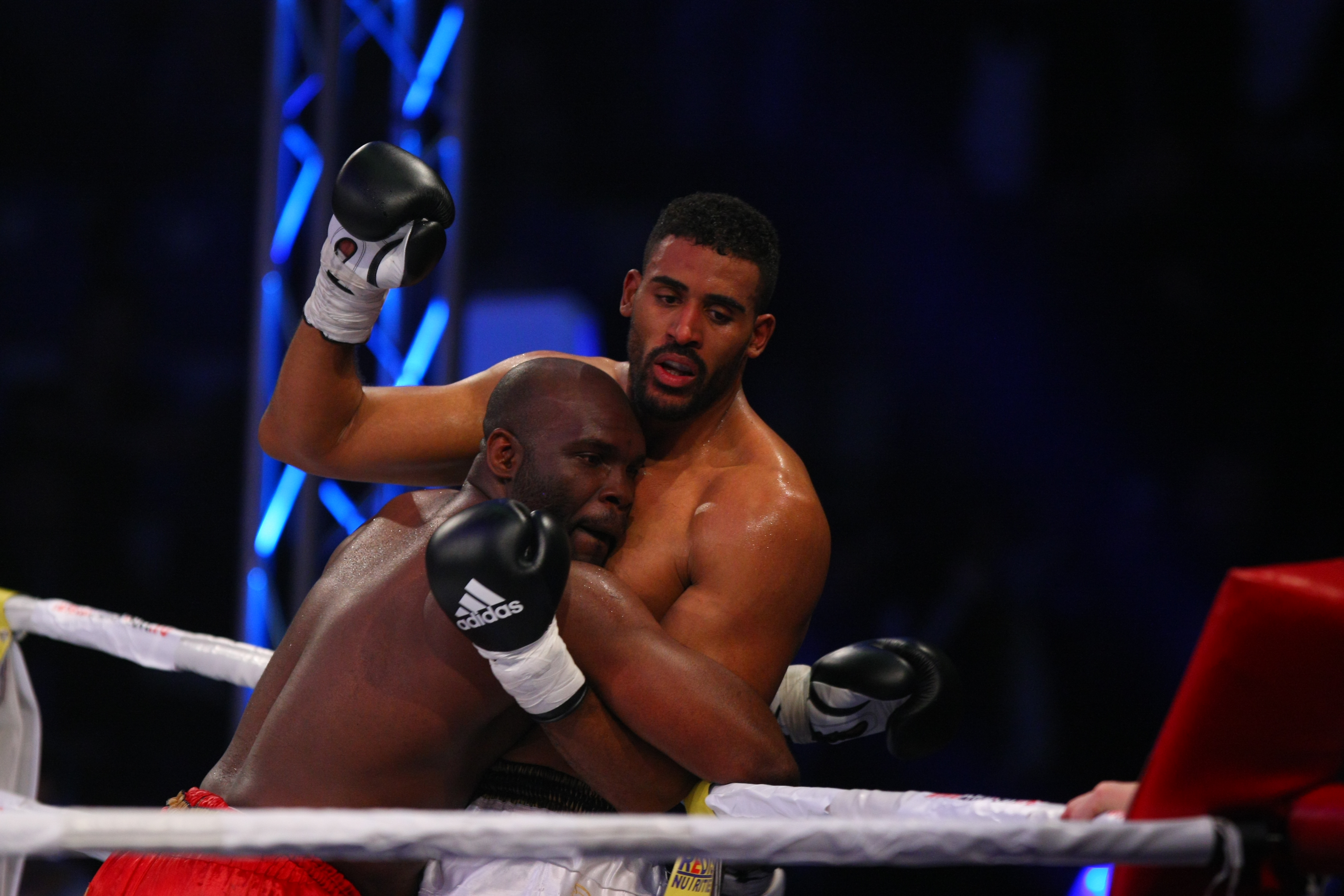 Meciul în urma căruia Amansio Paraschiv a devenit campion mondial Superkombat New Heroes! VIDEO& FOTO