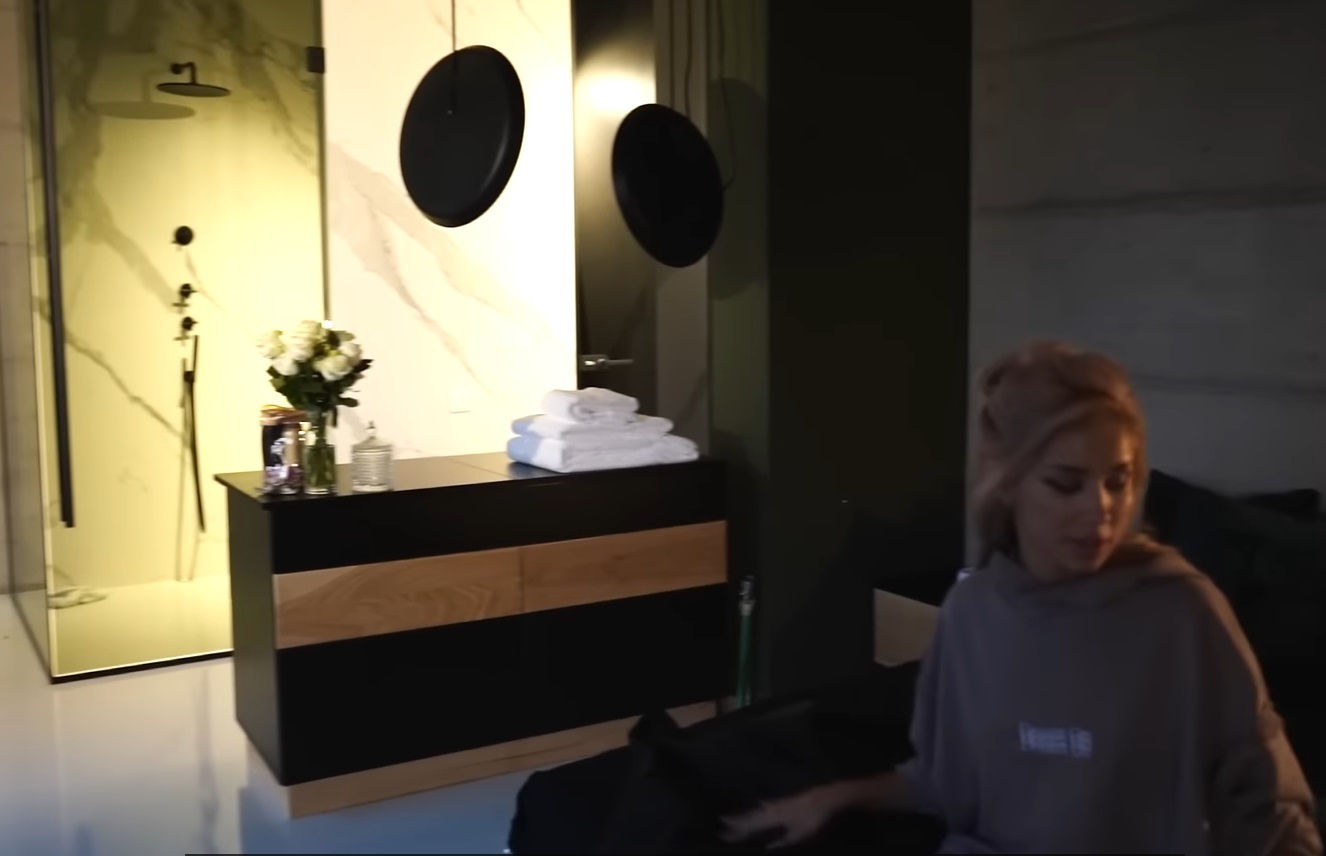 Imagini cu apartamentul în care locuiește Alina Ceușan cu familia, la Cluj-Napoca. Mobila e făcută de tatăl ei