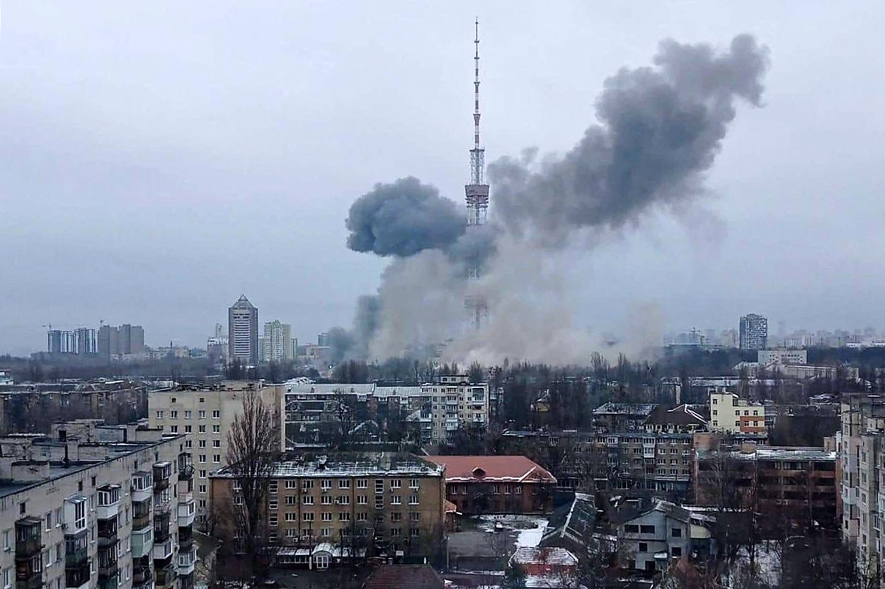 Momentul în care turnul televiziunii din Kiev este lovit de racheta rusească. Cinci persoane au fost ucise