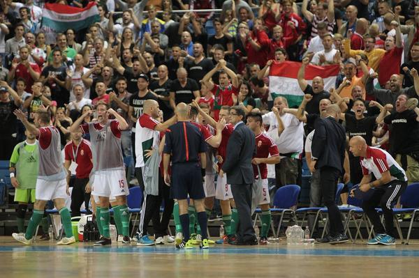 Calificare furată cu cronometrul. Selecționata de futsal a României a ratat prezența la Euro 2015 în ultima secundă. ^Oficial, ultima fază a ungurilor a durat 3 secunde. Cronometrajul efectuat de Sportnews arată că acțiunea a ținut peste 4 secunde! / VIDEO