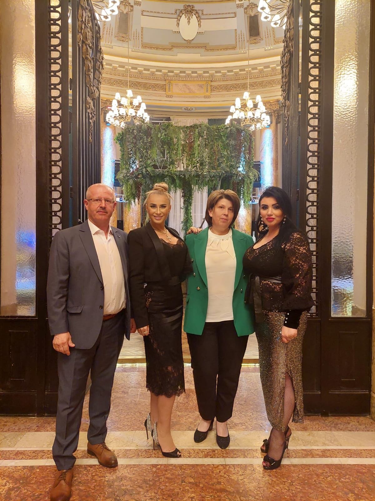 Petrecerea de lux a Adrianei Bahmuțeanu. A împlinit 49 de ani, iar Anamaria Prodan a sărbătorit-o în restaurantul iubitului