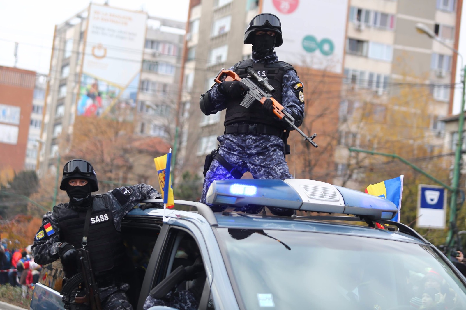 GALERIE FOTO/ Mii de timișoreni au înfruntat frigul să vadă parada militară. Și aici oamenii au huiduit discursul transmis de Viorica Dăncilă