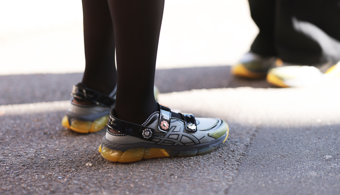 Váratlan darabként a Mary Jane sneaker viszi el a 2025-ös cipő divatot