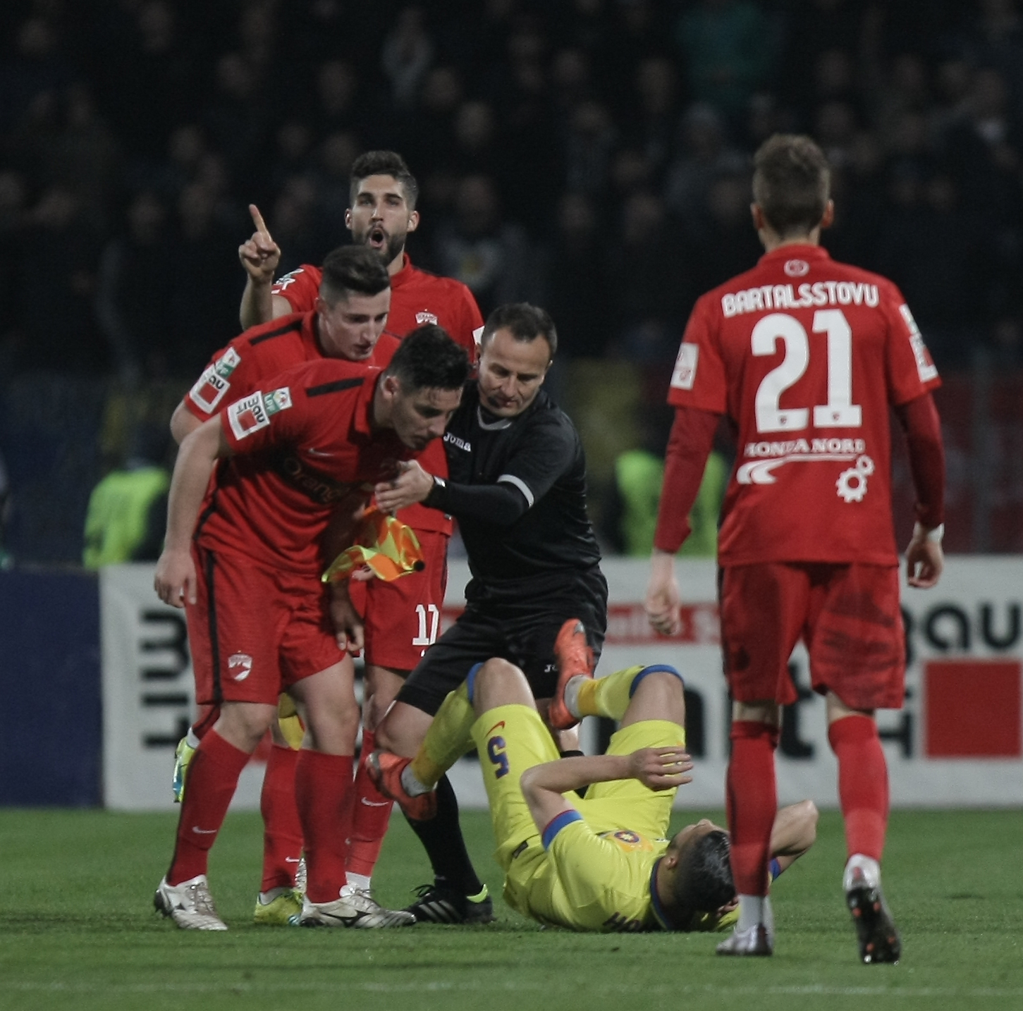 Steliano a devenit ”Filip cel roșu”, după eliminarea din derby-ul cu Steaua. ^Dinamovistul este cel mai sancționat din Liga 1 / GALERIE FOTO&VIDEO